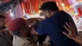 चिंतपूर्णी माता मंदिर में उलझते सुरक्षा कर्मी और श्रद्धालु।