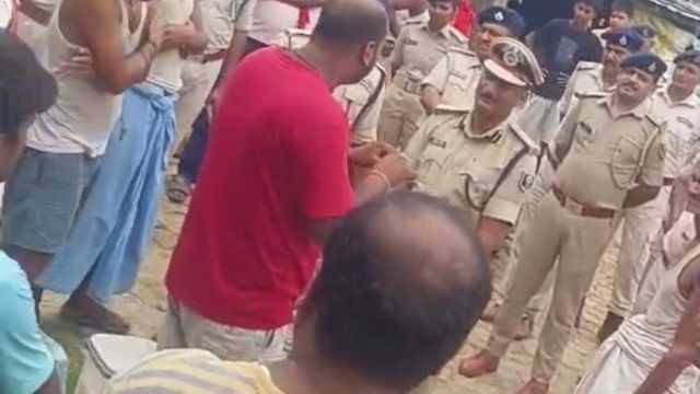 पिस्तौल 'खोंसने' के आरोप का सच क्या? वायरल वीडियो के बाद बेगूसराय पहुंचे DIG, गांव में की जांच
