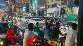 दरभंगा शहर में जाम में फंसे लोग। जागरण