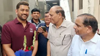 बहादुरगढ़ में उद्यमियों से बातचीत करते महेंद्र सिंह धोनी। प्रवक्ता