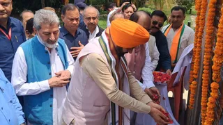 सुजानपुर में डॉ. श्यामा प्रसाद मुखर्जी की जयंती पर प्रतिमा पर हरियाणा के मुख्यमंत्री नायब सिंह सैनी फूल अर्पित करते हुए।