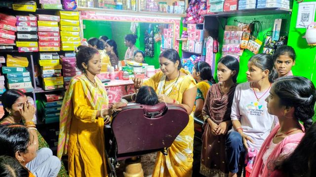 शाबास जमुई की गौरी : 5 रुपये की बोहनी से शुरू किया सफर, आज कमा रहीं 30 हजार, डेढ़ मिनट में आइब्रो बनाने का है रिकॉर्ड
