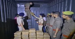 सजेती में पुलिस ने पकड़ा ट्रक की केबिन में रखा गांजा। वीडियो ग्रैब