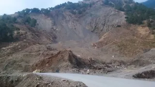 मंडी पठानकोट एनएच पर कोटरोपी में 2017 में दरके पहाड़ का हाल।