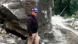 भूस्खलन के चलते यमुनोत्री हाईवे पर गिरा बड़ा बोल्डर। स्रोत आपदा प्रबंधन विभाग
