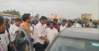आरोपित देवाशीष को पकड़े राहगीर। जागरण