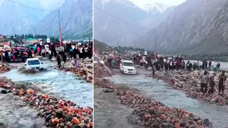 मनाली लेह हाईवे पर जिसपा में नाले में आई बाढ़ के कारण सड़क पर बहता पानी व गुजरती गाड़ियां।