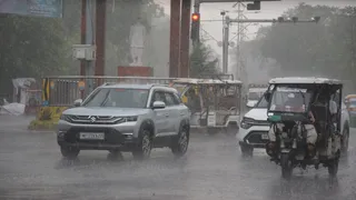 मानसून की आमद प्रयागराज में हो गई, रविवार को बारिश के बीच जाते वाहन सवार। जागरण
