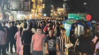 रात्रि में मसूरी की मालरोड पर इस तरह उमड़ती है पर्यटकों की भीड़।