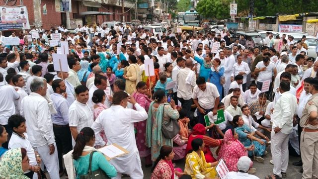 रेवाड़ी में स्वास्थ्य मंत्री के आवास की तरफ बढ़े MPHE कर्मचारी, पुलिस ने रोका तो सड़क पर जमाया डेरा
