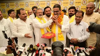 उम्मीदवार बनाए जाने के बाद पीके का मुंह मीठा कराते जन सुराज के प्रदेश अध्यक्ष मनोज भारती।