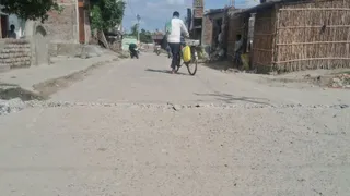 तोड़ा गया सड़क का ऊपर उठा हिस्सा। जागरण