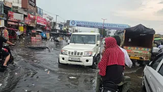 रुड़की के रामपुर चुंगी में वर्षा से हुए जलभराव से होकर गुजरते वाहन चालक। जागरण