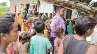 घटनास्थल पर जुटी लोगों की भीड़। (जागरण)