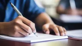 UP TET 2026 में कई स्थानों पर दो पीढ़ियों ने परीक्षा दी।