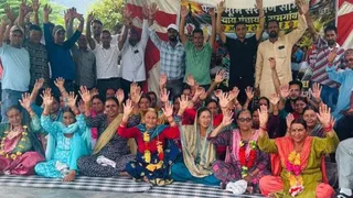 सूल्याधार में चारागाह भूमि की नीलामी की मांग को लेकर धरना देते ग्रामीण। सुधि पाठक