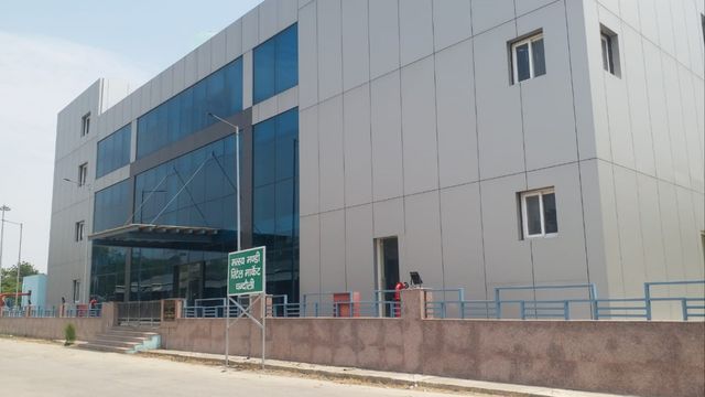 एशिया की सबसे बड़ी होलसेल फिश मार्केट में लगा ताला, 75 करोड़ से बनी 110 से अधिक दुकानों का नहीं हुआ आवंटन