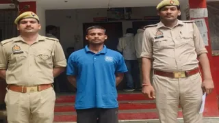 प्रयागराज में धूमनगंज पुलिस की गिरफ्त में आरपीएफ की ट्रेनिंग में सेंधमारी की कोशिश का आरोपित।