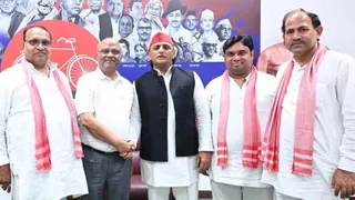 लखनऊ में सपा की सदस्यता लेने के बाद राष्ट्रीय अध्यक्ष अखिलेश यादव से हाथ मिलाते डा. अशोक अग्रवाल। फोटो स्वयं द्वारा