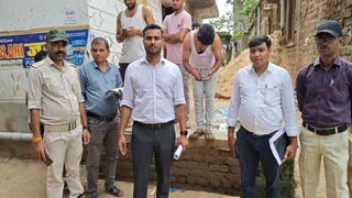 बाबूगांव में कार्रवाई, छह हजार रुपये जुर्माना वसूला, लाइसेंस नहीं लेने वालों को दी चेतावनी।
