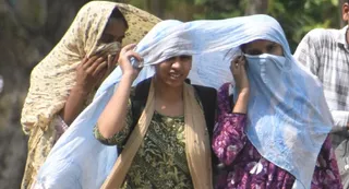 गोखपुर में धूप से बचकर जाती युवतियां। जागरण