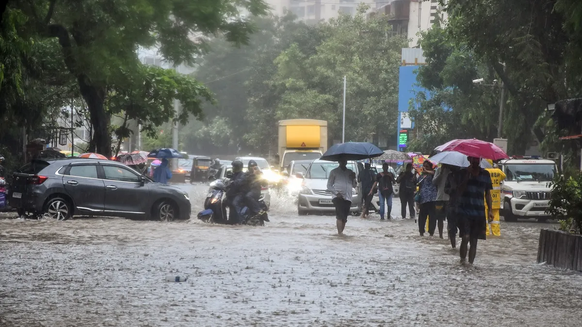 मानसून का रौद्र रूप: मुंबई-गुजरात में जमकर बरस रहे बादल, पहाड़ी राज्यों में भारी वर्षा का रेड अलर्ट
