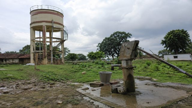 लातेहार के डुमरा गांव में तीन माह से पेयजल संकट, चापानल खराब होने से ग्रामीण परेशान
