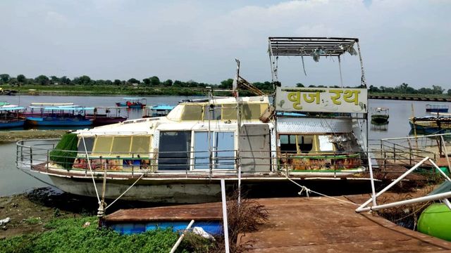 मथुरा में करोड़ों का यमुना क्रूज प्रोजेक्ट फेल, बिना चले ही कबाड़ बना क्रूज; बंदरों का बना आशियाना
