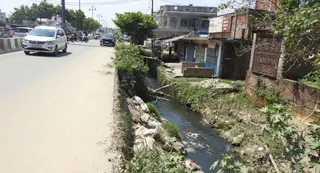 खजांची चौराहा पर फ्लाईओवर के फातिमा की तरफ बनना है नाला। जागरण
