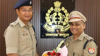 पुलिस लाइन स्थित कार्यालय में आइपीएस बैच लगाने के बाद एसपी ग्रामीण सुरेश चंद्र रावत को बधाई देते एसएसपी श्लोक कुमार। फोटो सौ. पुलिस द्वारा