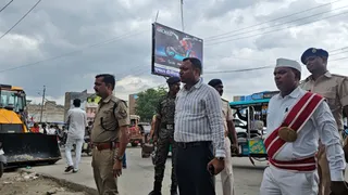 समस्तरीपुर में निरीक्षण करने पहुंच पदाधिकारी।