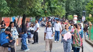 नैनीताल के पंत पार्क में चहल कदमी करते पर्यटक। जागरण