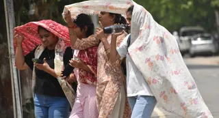 गर्मी से बचने की कोशिश करती युवतियां। जागरण