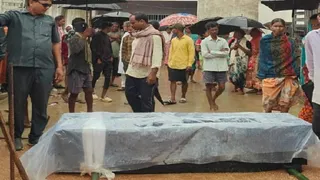 पेंशन न मिलने से वृद्ध की मौत का आरोप, गढ़वा में बैंक के बाहर शव रखकर प्रदर्शन।