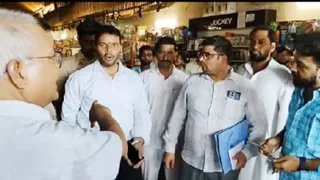 संभल में सिटी मार्ट का निरीक्षण के दौरान जानकारी करते सिटी मजिस्ट्रेट सुधीर कुमार सोनी। जागरण