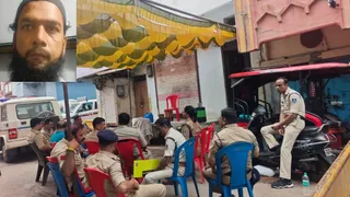 अहमदाबाद सीरियल ब्लास्ट के दोषी (इनसेट में) के आवास के बाहर तैनात पुलिस।