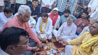 आनंदी भैंरो पर बनने वाले पुल के लिए भूमि पूजन करते केंद्रीय मंत्री व सांसद एसपी सिंह बघेल, राज्यमंत्री धर्मवीर प्रजापति, विधायक डॉ. धर्मपाल सिंह व अन्य।