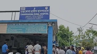 हादसे के बाद चंद्रकोणा ग्रामीण अस्पताल में जमा भीड़। फोटो जागरण