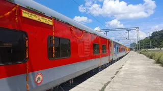 शाहजहांपुर में प्लेटफार्म पर खड़ी विशेष ट्रेन। जागरण