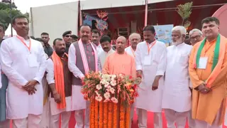 प्रयागराज में नौका एकता रेस को झंडी दिखाते मुख्यमंत्री योगी आदित्यनाथ। जागरण