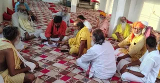 चित्रकूट में दिगंबर अखाड़ा के केशवगढ़ में बैठक करते संत महांत। आयोजक