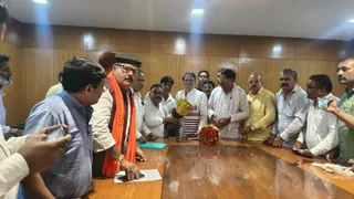 झारखंड कांग्रेस के प्रभारी से मुलाकात करते धनबाद जिलाध्यक्ष संतोष सिंह के विरोधी। (फोटो सौजन्य)