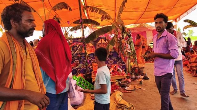 प्रशासन फेल तो भगवान की शरण! पश्चिम चंपारण में गंडक के कटाव से बचने के लिए बगहा में अष्टयाम महायज्ञ