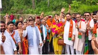 हमीरपुर में जिला परिषद चुनाव में जीत के बाद भाजपा नेताओं के साथ नवनिर्वाचित अध्यक्ष व उपाध्यक्ष।