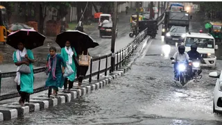 रांची के करमटोली चौक पर बारिश के पानी से रोड पर नदी सा नजारा। (फोटो- संजय सुमन)