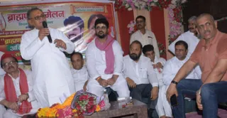 साकेत नगर स्थित गेस्ट हाउस में आयोजित सपा द्वारा ब्रह्मण सम्मेलन में संबोधित करते बलिया के सांसद सनातन पांडेय । जागरण