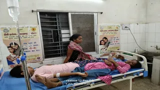 फूलो झानो मेडिकल कॉलेज में इलाजरत प्रशिणार्थी। (फोटो जागरण)