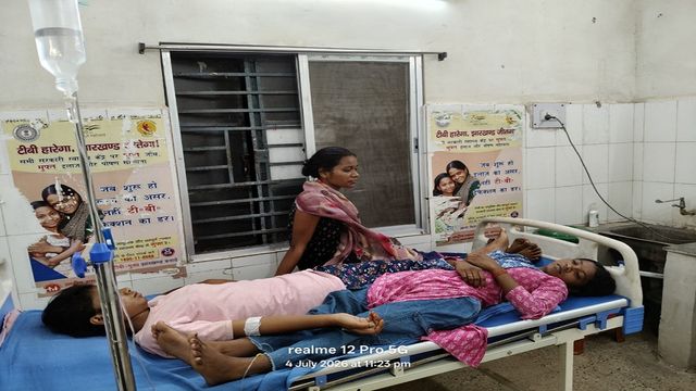 दुमका कौशल विकास केंद्र में छिपकली वाला भोजन खाने से 21 ट्रेनी बीमार, वार्डन समेत पांच निलंबित
