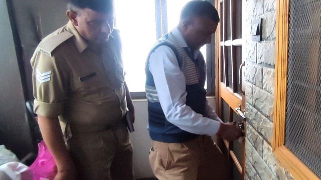 मसूरी के बस स्टैंड पर एमडीडीए की बड़ी कार्रवाई, 77 अवैध आवास फिर से सील
