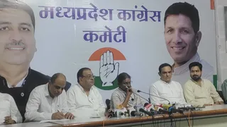 प्रदेश कांग्रेस कार्यालय में पत्रकार वार्ता को संबोधित करतीं मीनाक्षी नटराजन व अन्य।